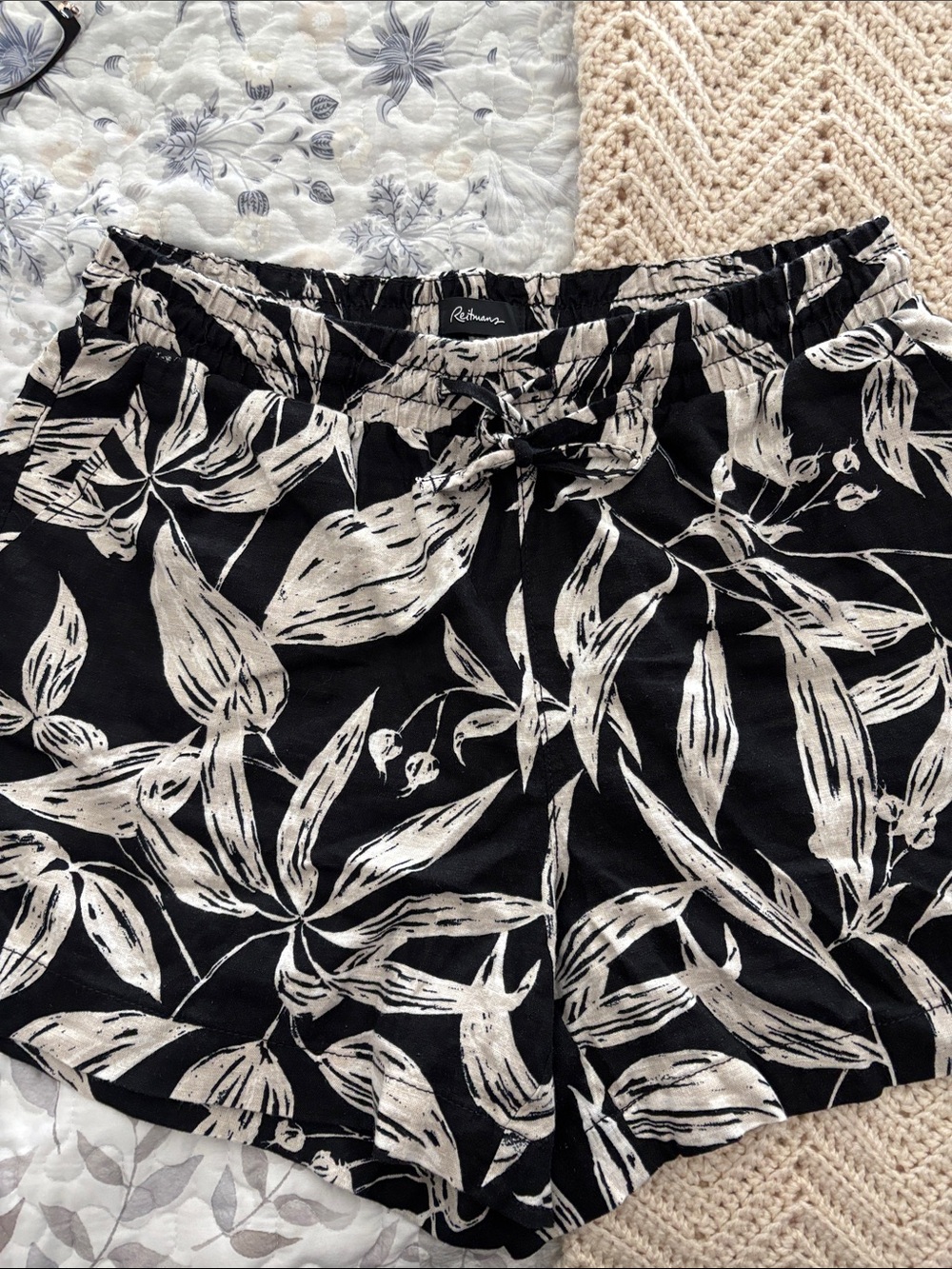 Black & Cream Leaf Print Women's Shorts linen